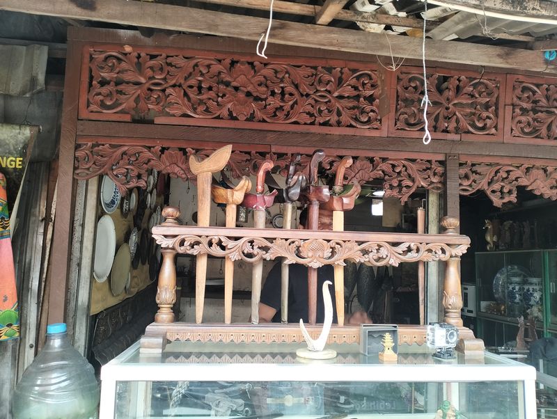 Mesin Ketik dan Keris Usia Ratusan, Ini Harta Karun Pasar Loak Jatinegara, 1. Mesin Ketik Tua, 2. Uang Kuno, 3. Keramik Lawas, 4. Keris Antik, 5. Ponsel Lawas