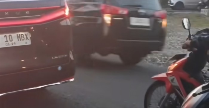 Array,Lexus Sultan HB X Lagi Berhenti di Lampu Merah, Disalip Rombongan 'Tot-Tot Wuk-Wuk'