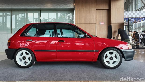 Toyota Starlet Raffi Ahmad Kinclong Lagi! Tampangnya Mirip Starlet Belgia, Pemilihan Cat Ciamik!, Attention to Detail yang Luar Biasa, Kaki-kaki 'Sekut' dengan Pelek TBW, Interior Siap Bawa Nostalgia