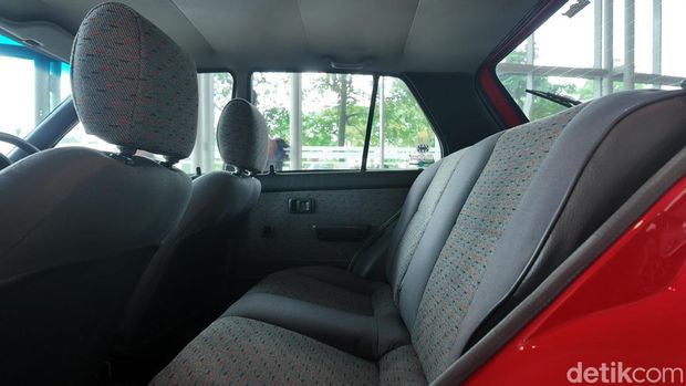 Toyota Starlet Raffi Ahmad Kinclong Lagi! Tampangnya Mirip Starlet Belgia, Pemilihan Cat Ciamik!, Attention to Detail yang Luar Biasa, Kaki-kaki 'Sekut' dengan Pelek TBW, Interior Siap Bawa Nostalgia