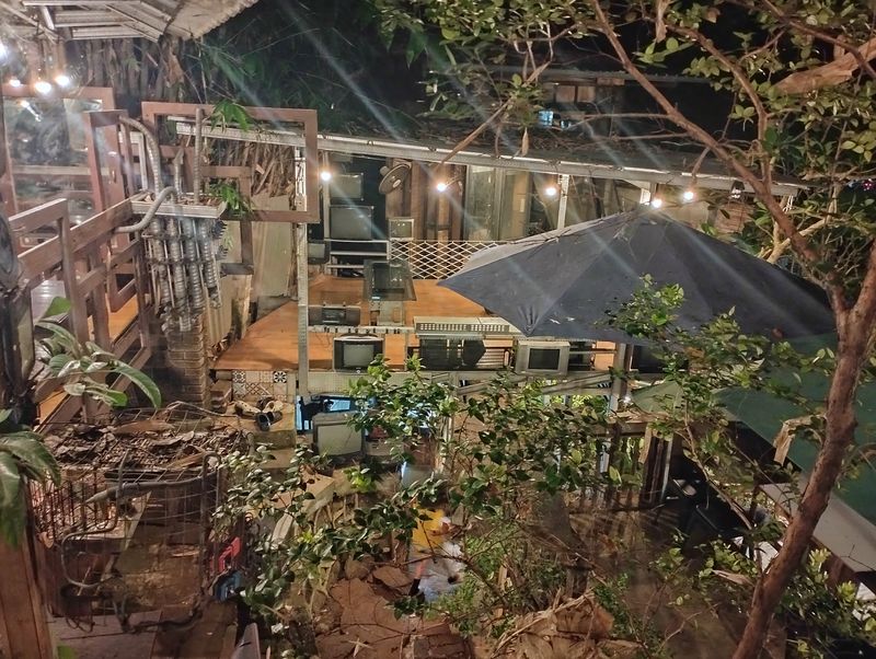 Array,Hidden Gem di Belakang Stasiun Jurangmangu: Ngopi Asri di Rummah GoA