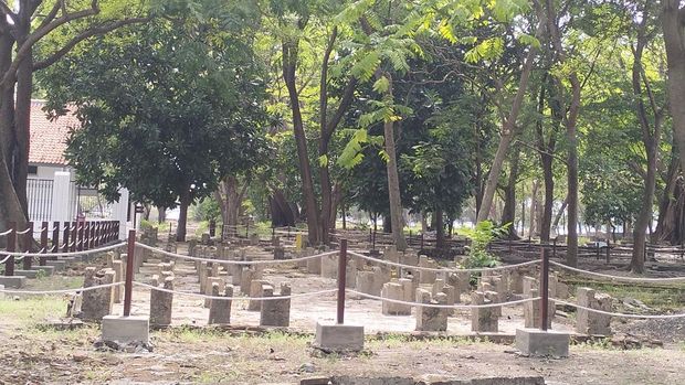 Menyusuri Pulau Onrust, Jejak Kelam VOC yang Kini Jadi Museum Arkeologi, Dari Galangan Kapal hingga Benteng Pertahanan, Pusat Karantina Haji dan Rumah Sakit Modern di Zamannya, Tragedi, Penjarahan, dan Masa Suram Pulau Onrust, Pulau Onrust Kini: Situs Arkeologi dan Wisata Edukasi, Cara Menuju ke Pulau Onrust