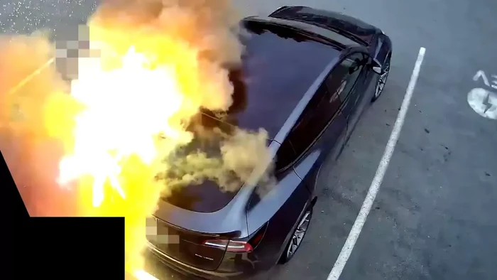 Array,Waduh! Mobil Listrik Tesla Meledak, Ternyata Penyebabnya Sepele