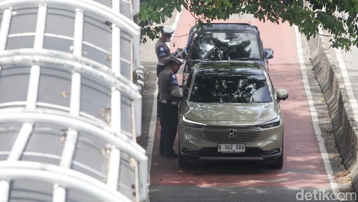 Operasi Patuh 2026 Mulai Hari Ini, Segini Dendanya Kalau Kena Tilang, Kendaraan tanpa pelat nomor, Berkendara melawan arus, Pengendara motor tak menggunakan helm, Motor boncengan lebih dari 1, Menggunakan HP saat berkendara, Pengemudi melanggar marka jalan, Berkendara tidak menggunakan sabuk pengaman, Melanggar batas kecepatan, Berkendara di bawah umur, Menerobos Lampu Merah, Menerobos Jalur Busway, Kendaraan parkir tak pada tempatnya, Menggunakan knalpot brong, Kendaraan tidak sesuai spesifikasi kelengkapan berkendara