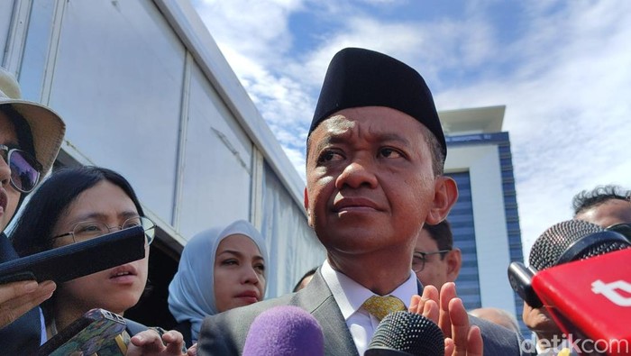 Array,Menteri ESDM Bahlil: Pakai Mobil Maung Bikin Gagah