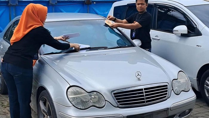 Array,Mobil Masih Nunggak Pajak? Siap-siap Ditempelin Stiker Khusus!