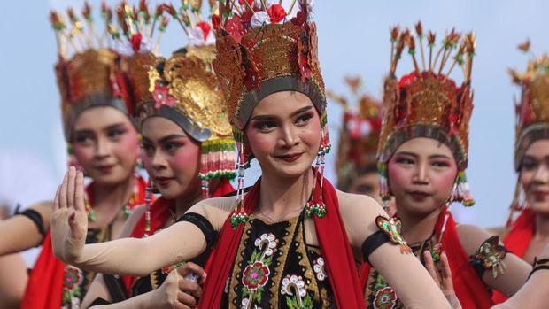 Mengenal Desa Adat Osing Kemiren di Banyuwangi, 1. Asal Muasal Nama Kemiren, 2. Pelestarian Rumah Tradisional Osing, 3. Ritual Sakral Barong Ider Bumi, 4. Tempat Asal Tarian Gandrung, 5. Sentra Kopi Khas "Kopi Osing", 6. Raih Penghargaan Desa Terbaik di Dunia