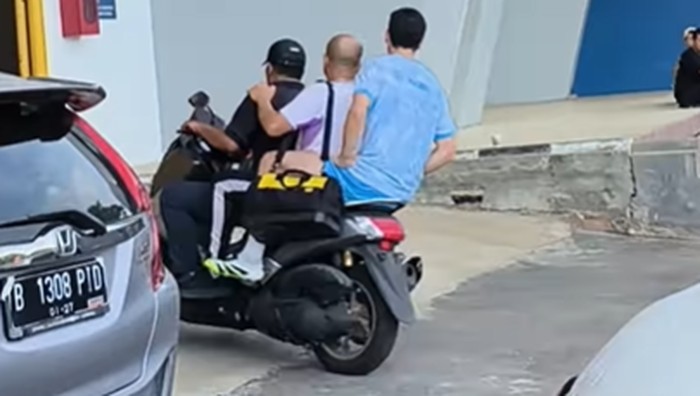 Array,Momen Kocak Thom Haye Naik Motor Bonceng 3 di Bandung