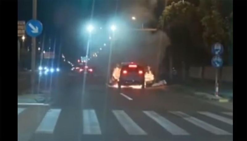 Array,Ngeri! Mobil Listrik Tiba-tiba Terbakar saat Dikendarai