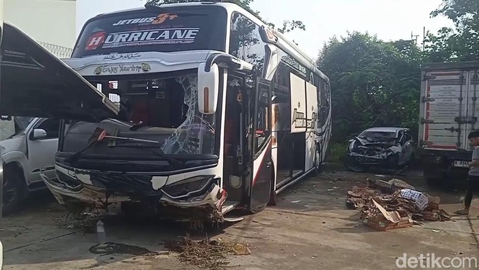 Array,Bus PO Haryanto Terguling di Tol Batang, Oleng 3 Kali sebelum Tabrak Pembatas