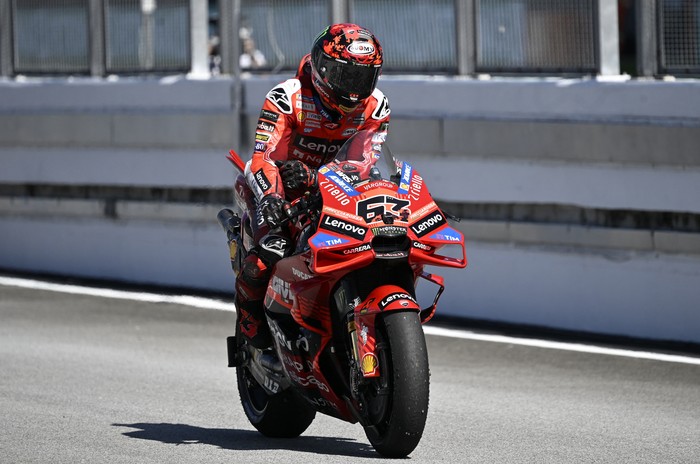 Array,Bagnaia Jatuh Lagi, Jatuh Lagi