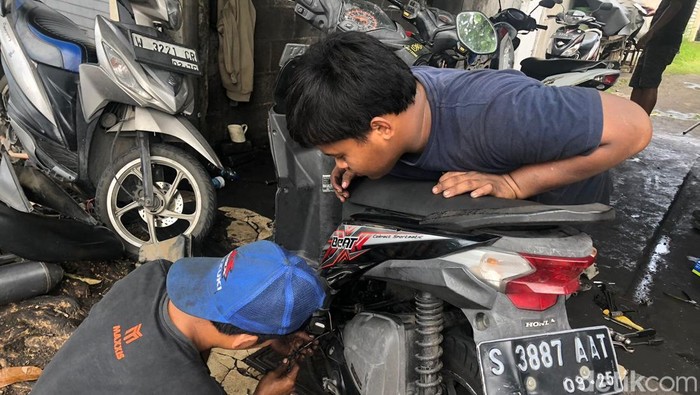 Array,Puluhan Motor Brebet Habis Isi Pertalite, Bahlil Bilang Begini