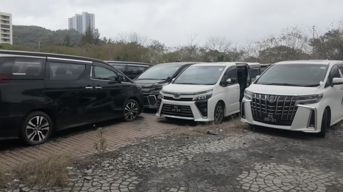 Array,Waduh! Alphard-Rolls Royce Terbengkalai di Hotel Bintang 5