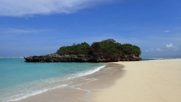 7 Cara Menikmati Hari Valentine Bersama Si Dia di Indonesia, 1. Bali - Wisata Romantis, 2. Yogyakarta - Wisata Budaya dan Sejarah, 3. Train Date, 4. Belitung - Surga Tersembunyi, 5. Jakarta - Valentine Ala Urban, 6. Plesir Romantis ke Pegunungan Indonesia, 7. Sumba - Wisata Alam dan Budaya Eksotis