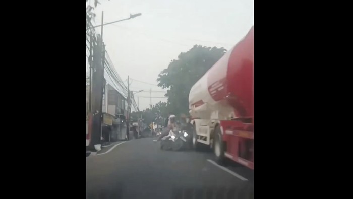 Array,Ngeri! Pemotor Oleng Gagal Salip Truk Tangki