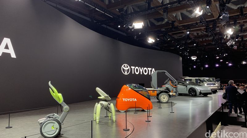 Array,Toyota Pamer Corolla 'Radikal' dan Land Cruiser FJ di Japan Mobility Show 2025