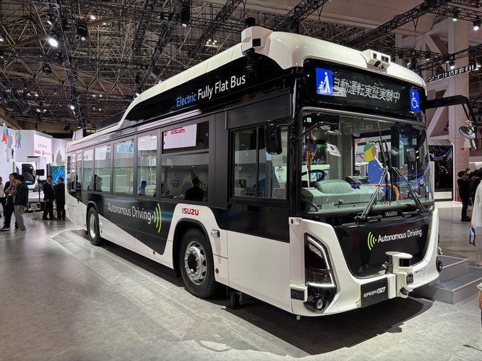 Array,Isuzu Spill Bus Tanpa Sopir: Bisa Jalan 360 Km!