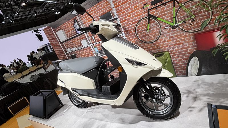 Mobil-Motor Suzuki buat Hadapi Masalah Lingkungan: Fronx Etanol-Burgman Hidrogen, Mobil Listrik Vision e-Sky, Motor Listrik e-VanVan, Suzuki Fronx Bensin Etanol, e-Address BEV, Suzuki Burgman Hidrogen