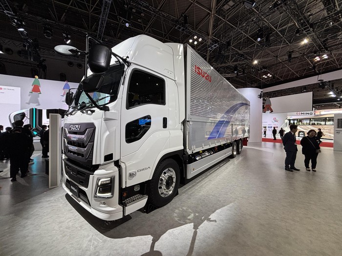 Array,'Naik Kelas', Truk Giga Isuzu Terbaru Dipamerkan di JMS 2025