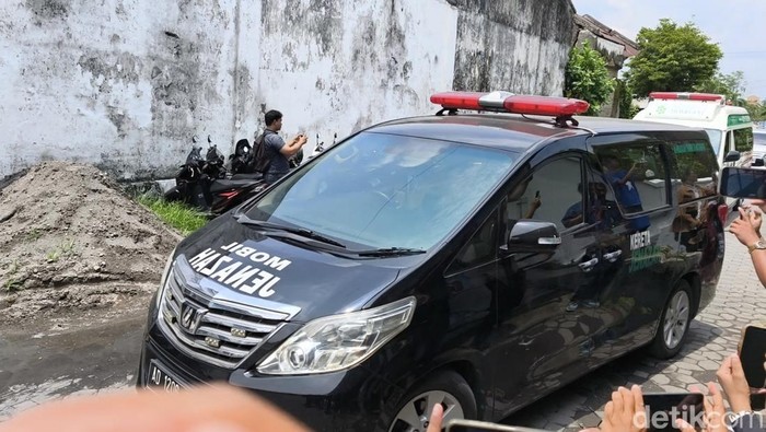Array,Raja Solo Wafat, Diantar ke Keraton Menggunakan Ambulans Toyota Alphard