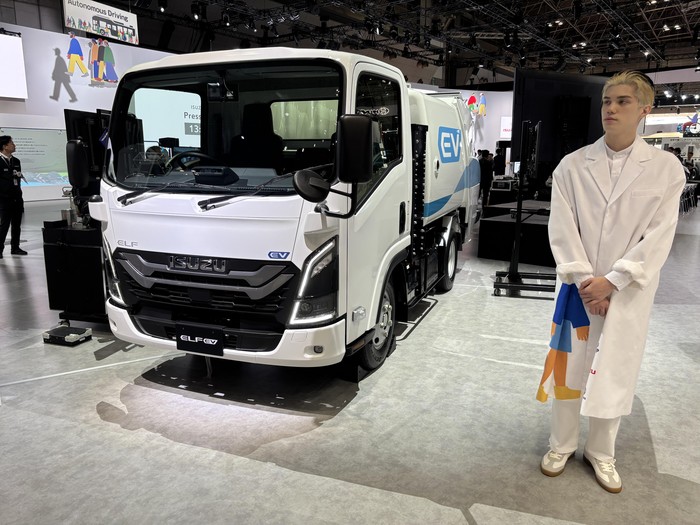 Array,Kenalin Ini Isuzu ELF Listrik yang Cocok Buat Jadi Truk Sampah