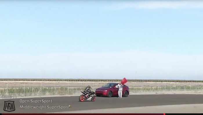 Array,Bikin Kacau! Pemobil Tesla Nyasar Lawan Arah di Trek Balapan Motor