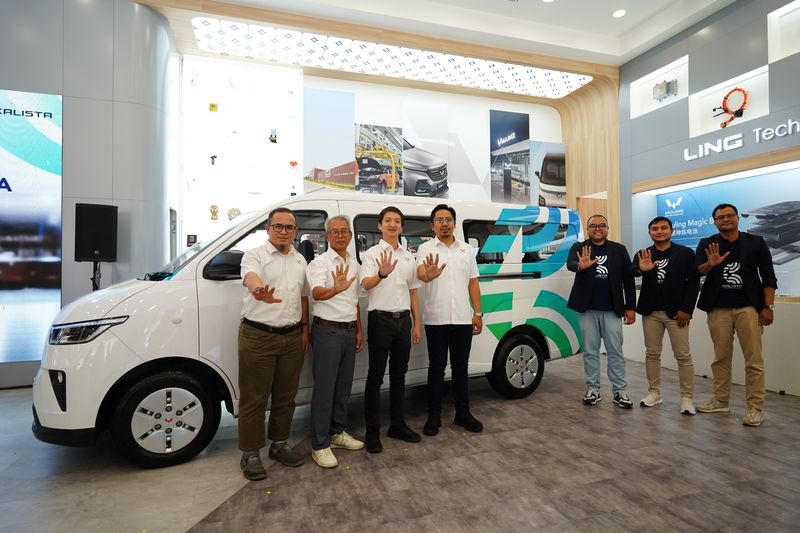 Array,Wuling Uji Coba Jalan Mitra EV Bareng Transjakarta
