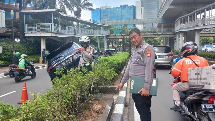 Array,Bisa-bisanya Fortuner Pindah Jalur hingga Tabrak Innova