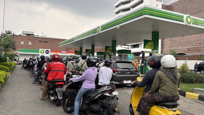 Array,Warga Rela Antre Panjang di SPBU Swasta, Ketimbang Isi Pertalite Was-was Brebet