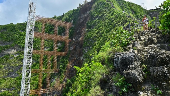 Fakta-Fakta Lift Kaca Pantai Kelingking, Kini Harus Dibongkar, Instruksi Pembongkaran dan Sanksi, Respons Pemkab Klungkung, Respons Wamenpar, Pelanggaran Proyek Lift Kaca Pantai Kelingking