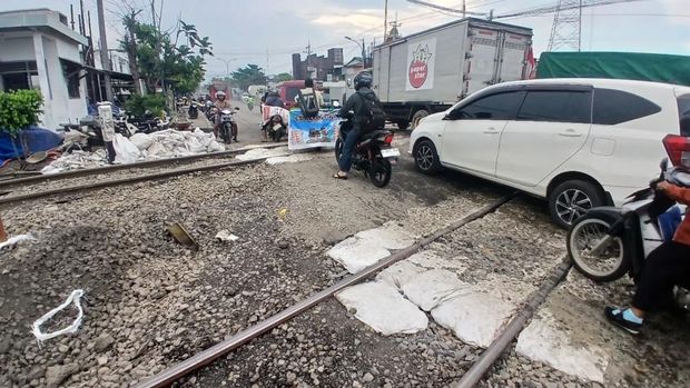 Array,Yang Harus Diperhatikan Pemilik Mobil Hybrid saat Lewat Rel Kereta