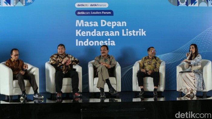 Array,PLN Ajak Swasta Ramai-ramai Bangun SPKLU di Indonesia