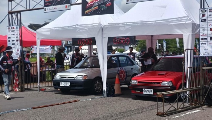 Array,Toyota Starlet Menolak Tua, Digeber Drag Race di Bandara