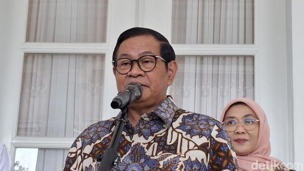 Array,Pramono Ancam Copot Sopir JakLingko yang Ugal-ugalan di Jalan Raya