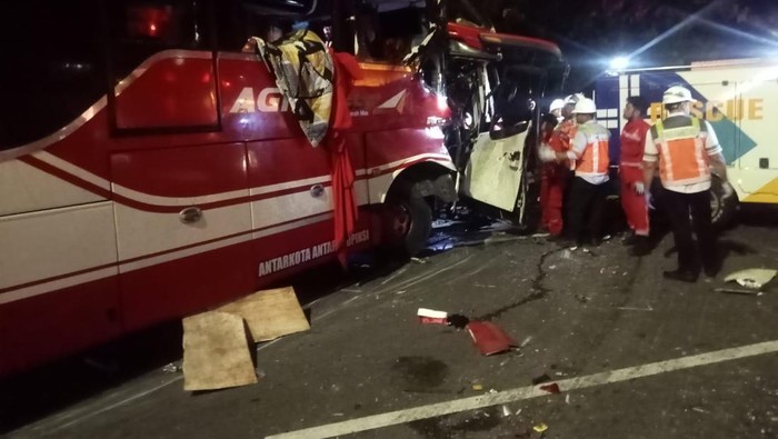 Array,Detik-detik Ngeri Kecelakaan Maut Bus di Tol Cipali Gegara Sopir Kelelahan