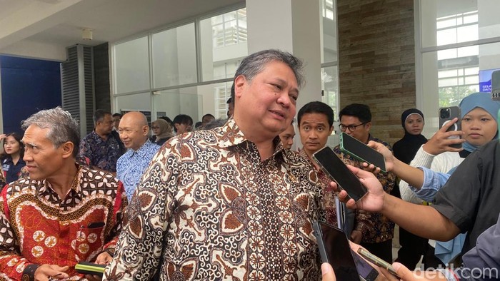 Array,Airlangga Sebut Beberapa Merek Mau Bantu Indonesia Bikin Mobnas