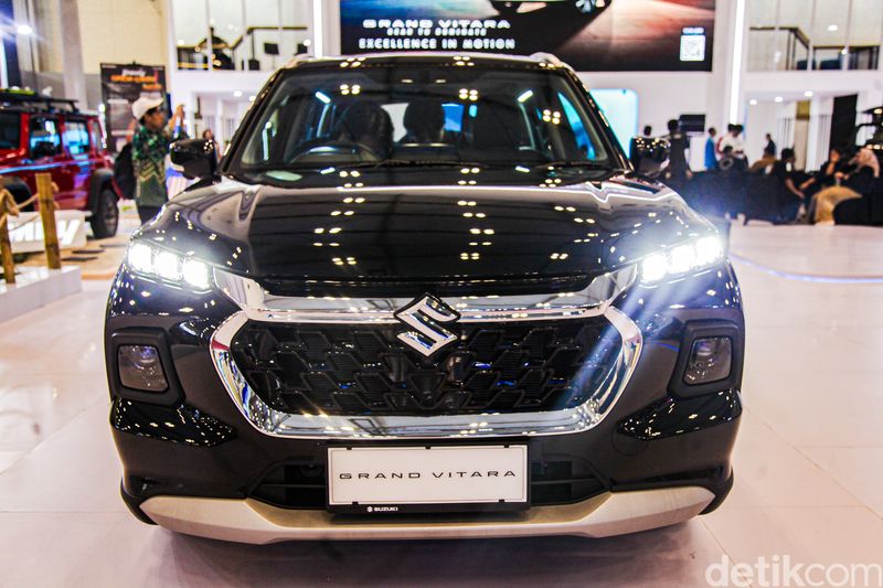 Sedan Sudah Gak Zaman, Kini Zamannya Modern Urban SUV!, Penyegaran Eksterior: Warna Baru &amp; Velg Desain Terbaru, Upgrade Interior: Lebih Modern, Nyaman, Fungsional,   Mengusung DNA Grand Vitara: Dimensi Ideal, Mesin Efisien, Fitur Lengkap, Mesin K15C 1.500cc + Smart Hybrid Vehicle bySuzuki(SHVS), Kenyamanan &amp; Handling Stabil, Fitur Keselamatan Komprehensif, Fitur Unik, Penunjang Gaya Hidup