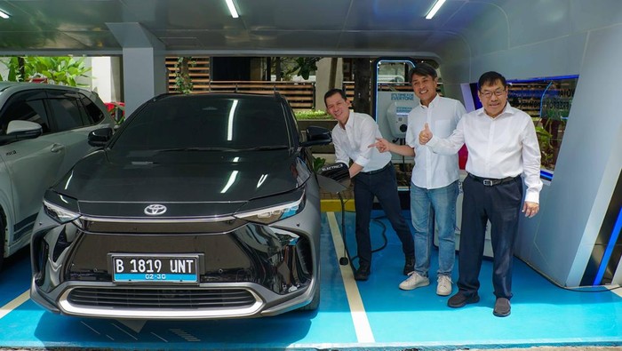 Array,Pertama di Bandung, Toyota Hadirkan Tempat Ngecas Mobil Listrik Gratis!