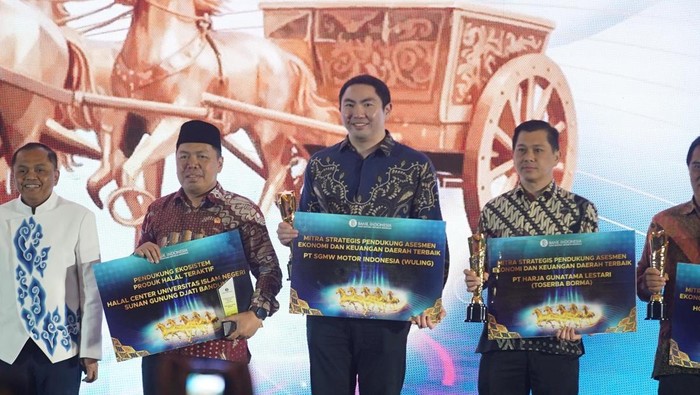 Array,Bank Indonesia Anugerahkan Wuling Penghargaan Mitra Strategis 2025