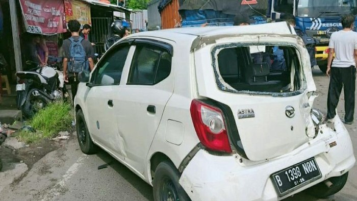 Array,Truk Kelebihan Beban Picu Tabrakan Beruntun 13 Kendaraan di Karawang