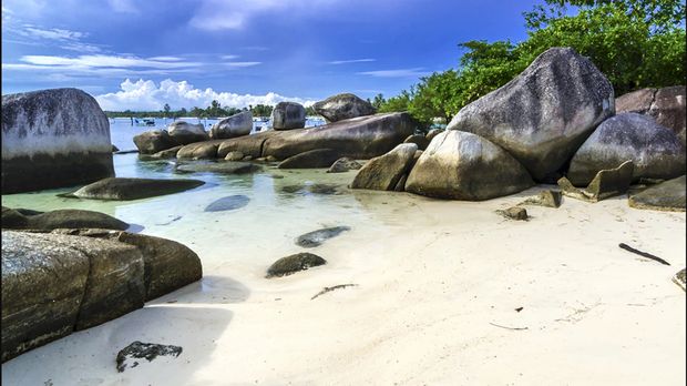 7 Cara Menikmati Hari Valentine Bersama Si Dia di Indonesia, 1. Bali - Wisata Romantis, 2. Yogyakarta - Wisata Budaya dan Sejarah, 3. Train Date, 4. Belitung - Surga Tersembunyi, 5. Jakarta - Valentine Ala Urban, 6. Plesir Romantis ke Pegunungan Indonesia, 7. Sumba - Wisata Alam dan Budaya Eksotis