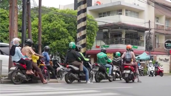 Array,Penyesalan Pemotor yang Lawan Arah-Ditegur Polisi Marah Bilang Nggak Takut