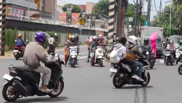 Array,Mirisnya Wajah Lalu Lintas Indonesia: Lawan Arah, Ngerokok di Motor