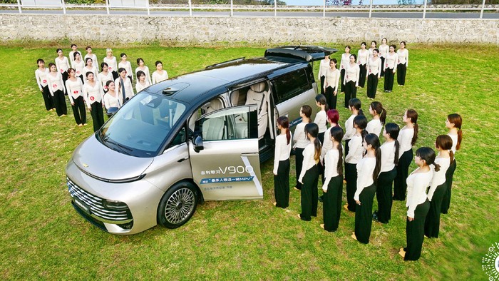 Array,Bukan Film Komedi, MPV Pesaing Alphard-Denza Pecah Rekor Muat 42 Orang
