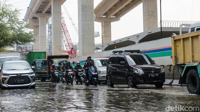 Array,Jakarta Utara Diserbu Banjir Rob, Ini Bahaya Kendaraan kena Air Laut