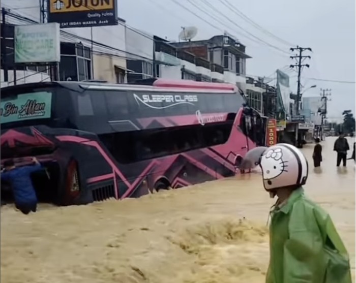 Array,Potret Bus-bus Sumatera Bertahan dari Terjangan Banjir