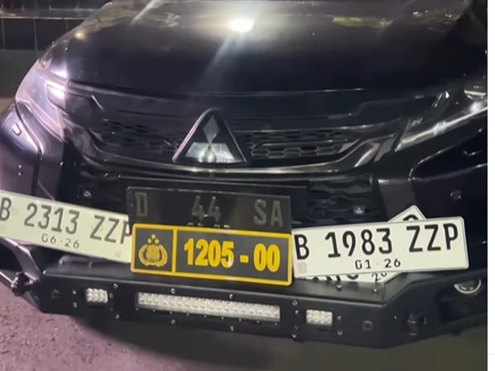 Array,Duh! Masih Ada Aja Innova-Pajero Gaya-gayaan Pakai Pelat Polisi Palsu dan Strobo