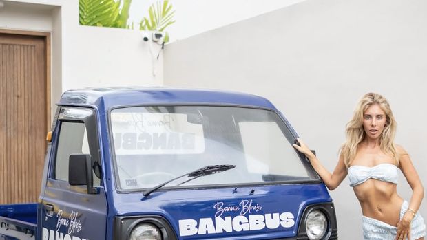 Array,Bintang Porno Bonnie Blue Didenda Rp 200 Ribu Usai Ngonten di Pikap