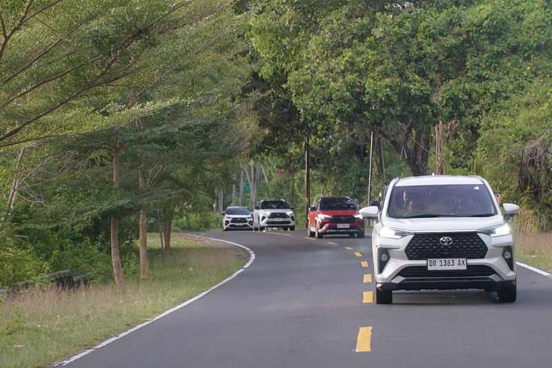Array,Paket Komplet Toyota: Yang Irit Banyak, yang Kencang Ada