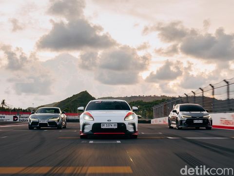 Array,Paket Komplet Toyota: Yang Irit Banyak, yang Kencang Ada
